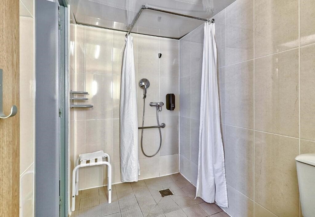 Фотографія B&B Hotel Cherbourg Ferrand Le Brezet Aeroport 2*