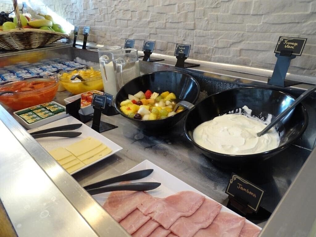 Територія Euro hotel Paris Creteil 3*