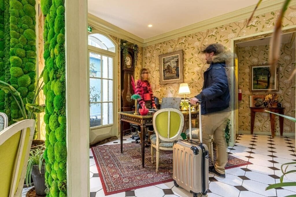 Вид Hotel Romance Malesherbes by Patrick Hayat (ex. Romance Malesherbes Hotel) 3*