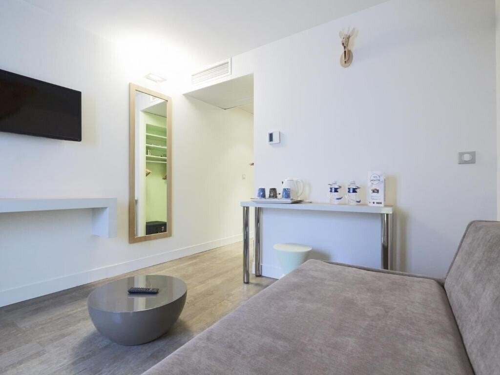 Территория Kyriad Paris 18 Porte de Clignancourt Montmartre (ex. Kyriad Paris 18e Montmatre) 3*