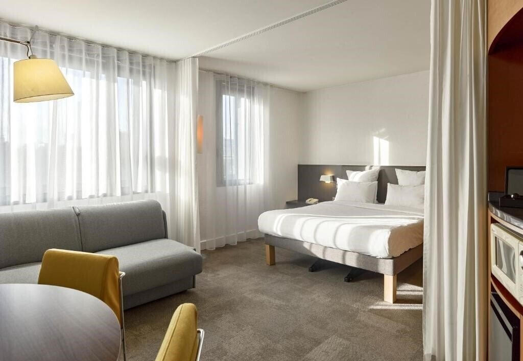 Территория B&B Hotel Paris Nord 18eme (ex. Suite Novotel Paris Porte de la Chapelle, Hotel Novotel Suites Paris Nord 18eme) 4*