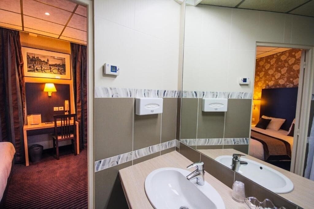 Территория Hotel Des Trois Gares 3*