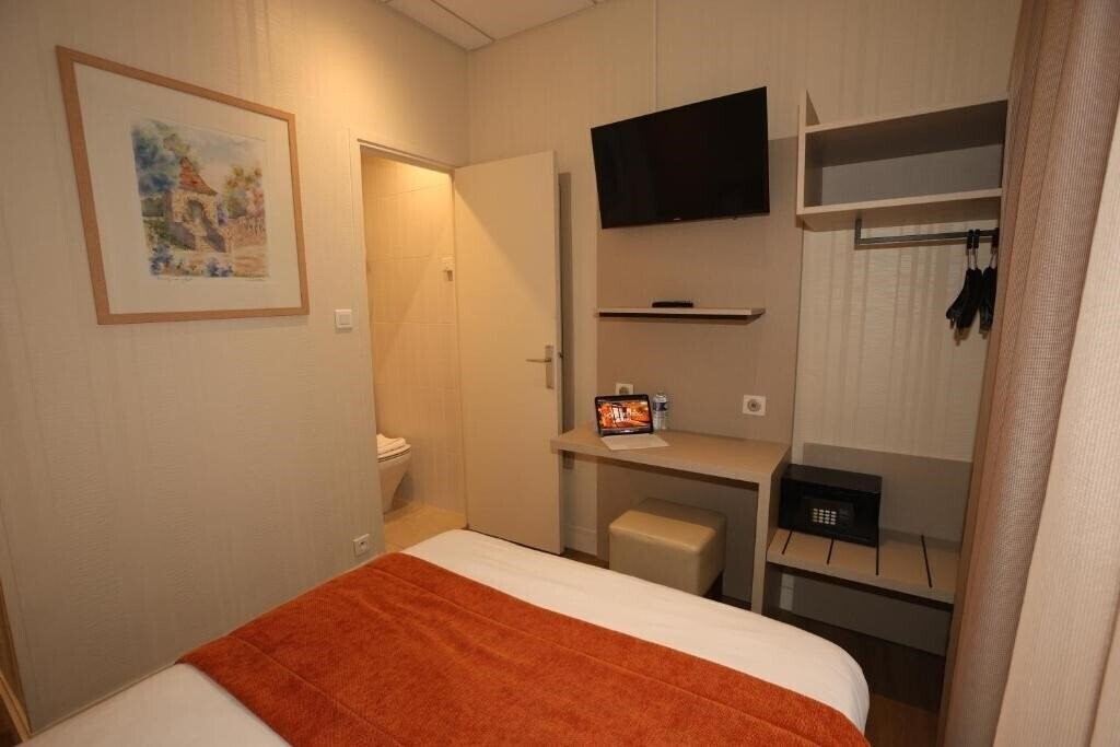 Вид Hotel Des Trois Gares 3*