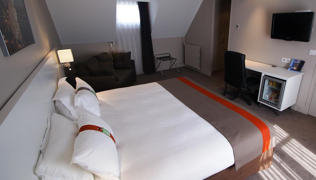 Территория Holiday Inn Paris Auteuil 3*