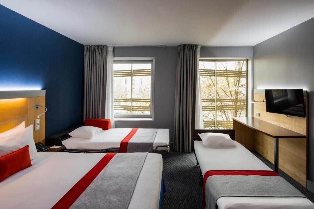 Территория Holiday Inn Express Paris Canal De La Villette 3*