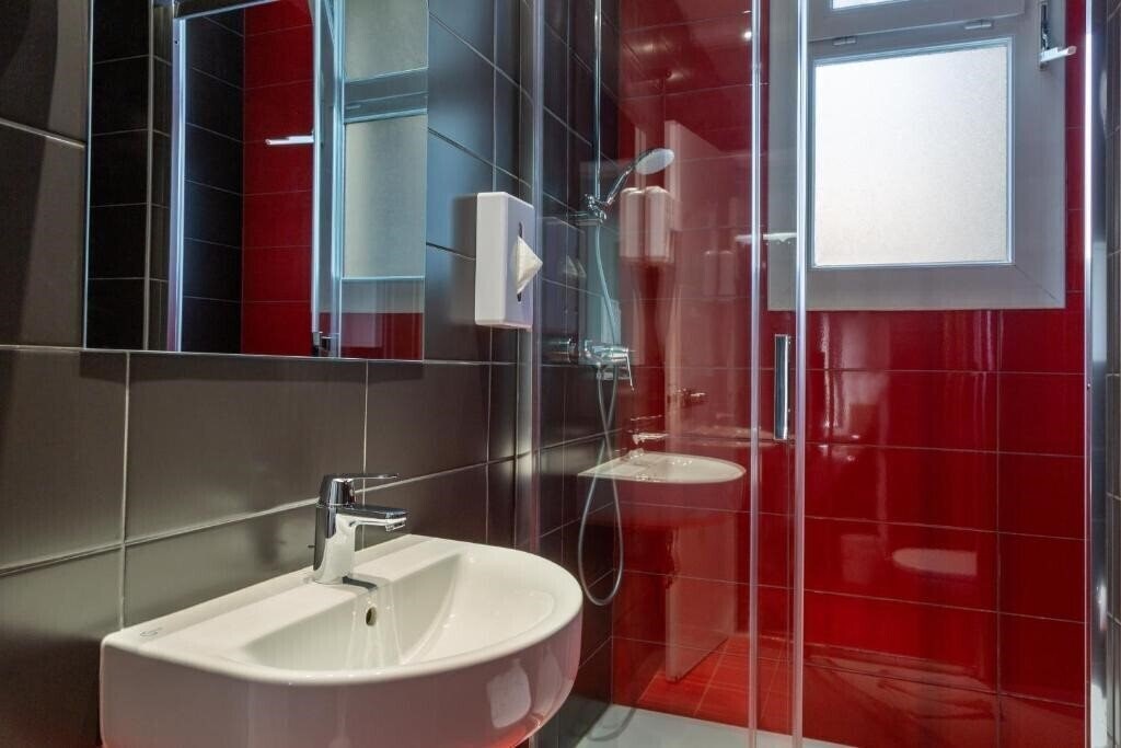 Территория Hotel Lecourbe (ex. The Originals City Hotel Lecourbe Paris Tour Eiffel, Inter Hotel Lecourbe) 3*