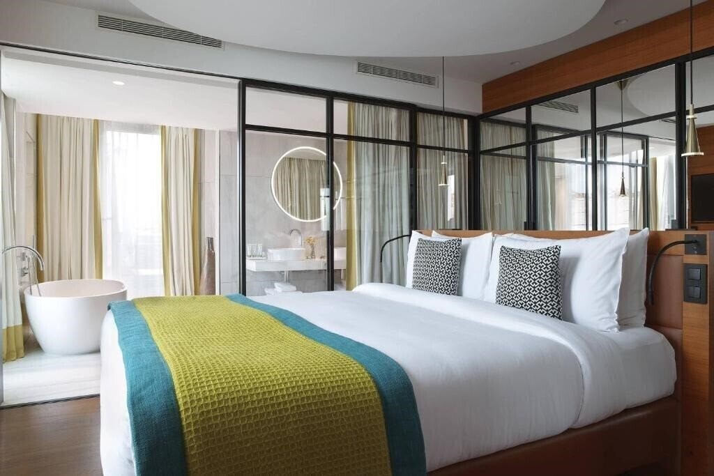 Территория Renaissance Paris Republique 5*