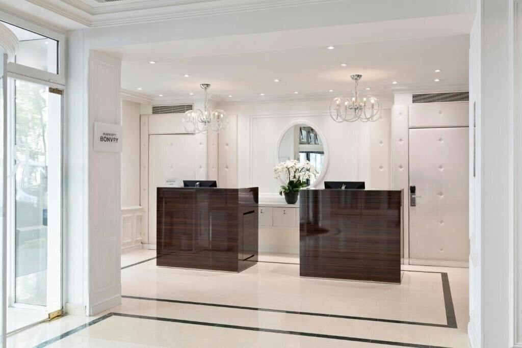 Территория Renaissance Paris Nobel Tour Eiffel Hotel (ex. Renaissance Paris Hotel Le Parc Trocadero) 4*