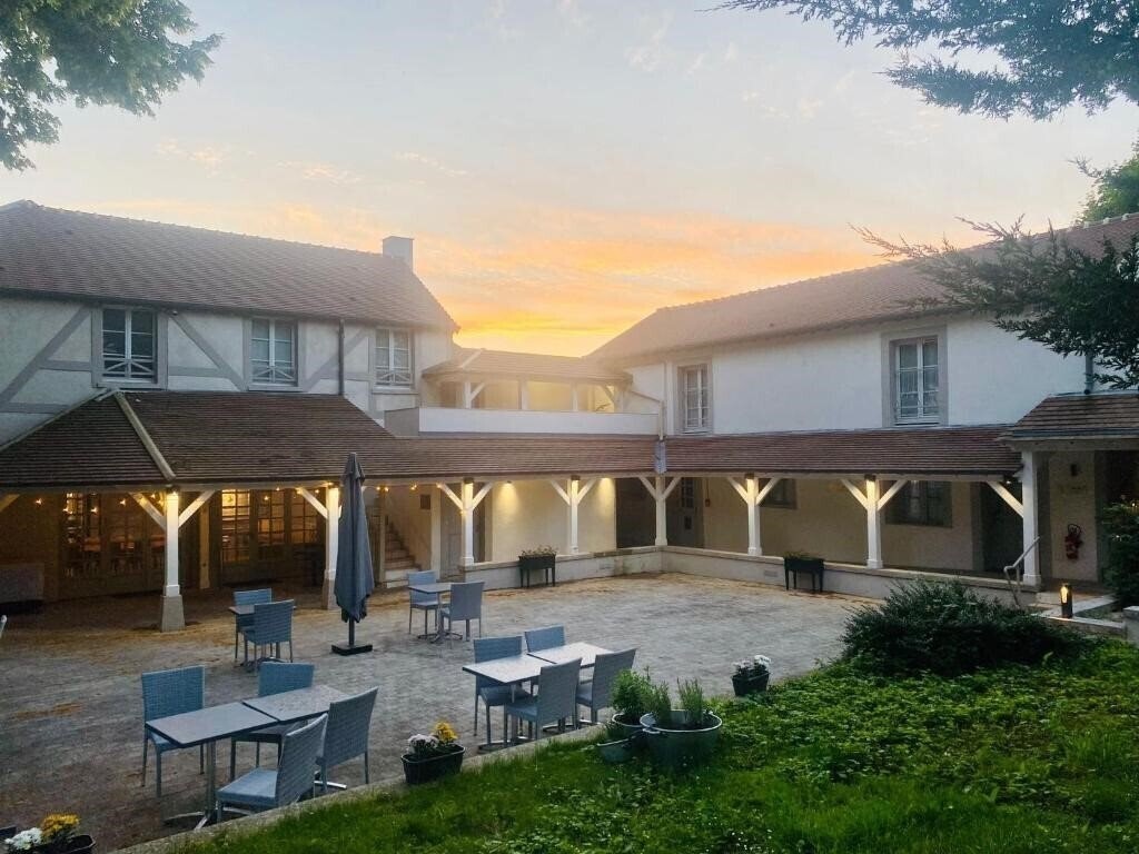 Отель Hotel Le Cheval Blanc Paris Marne-La-Vallee 4*