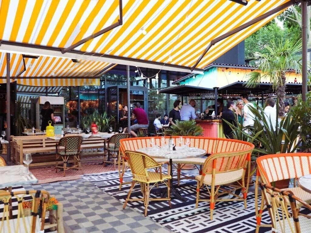 Территория Mama Shelter Paris West 3*