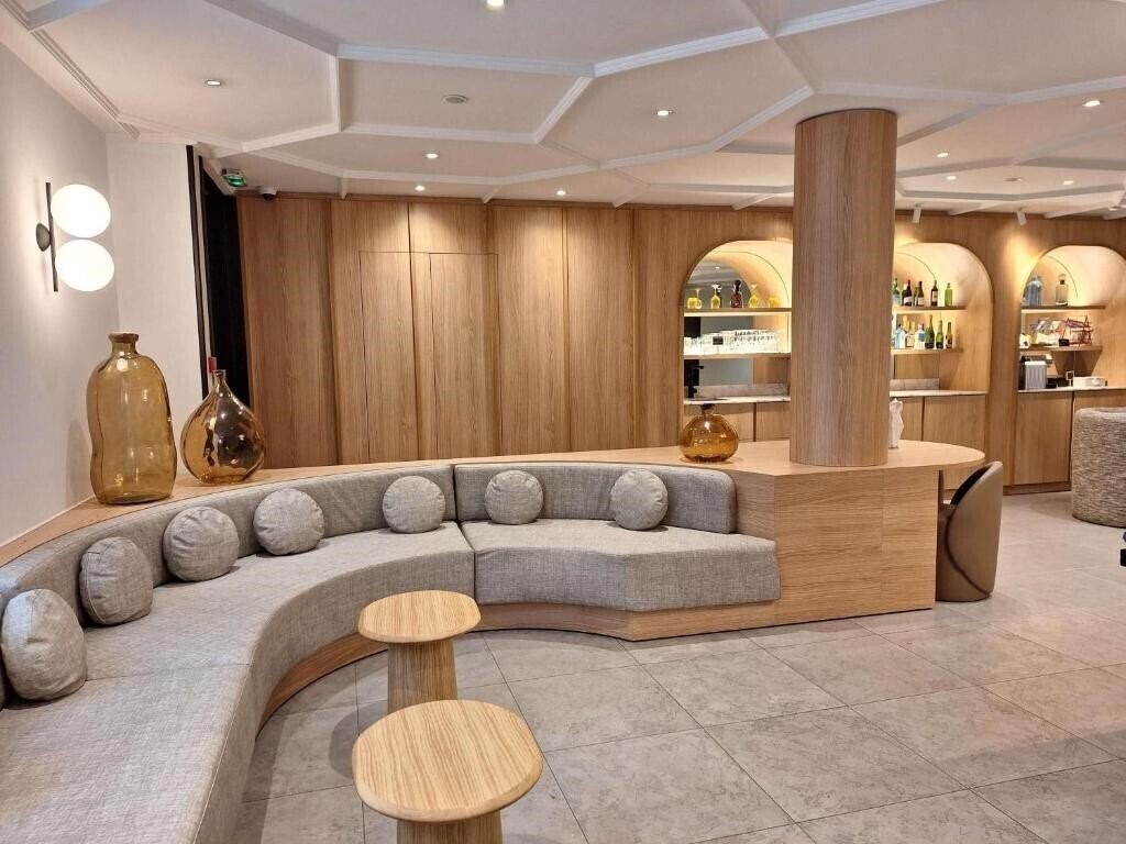 Отель Mercure Paris Arc de Triomphe Wagram Hotel 4*