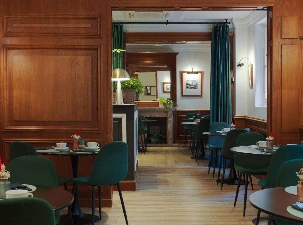 Территория Melia Paris Champs Elysees 4*