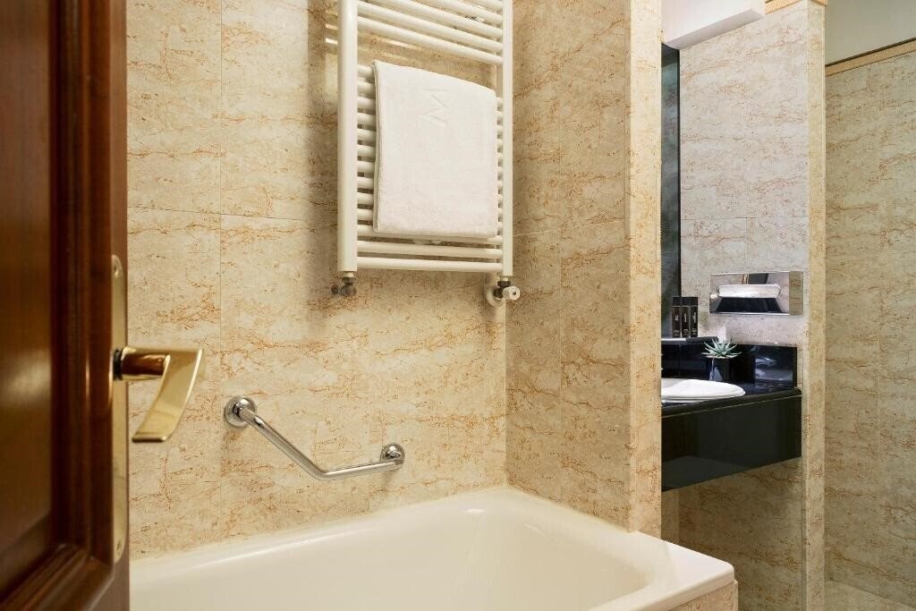 Панорама Melia Paris Champs Elysees 4*