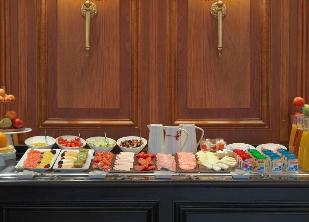 Вид Melia Paris Champs Elysees 4*