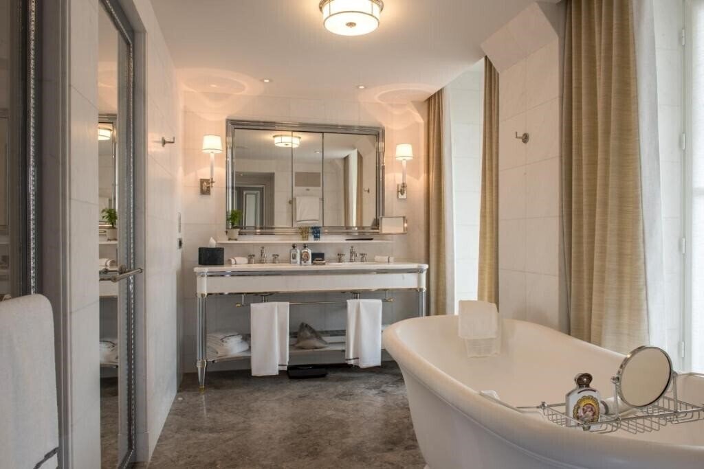Территория De Crillon 4*