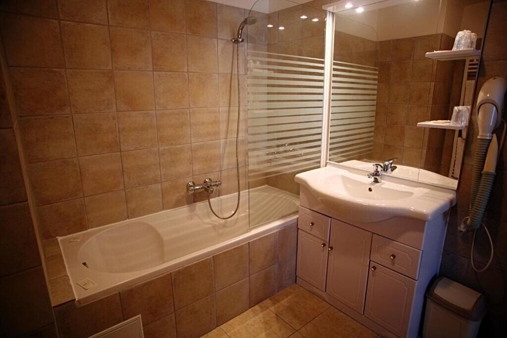 Фото Le Petit Manoir 3*