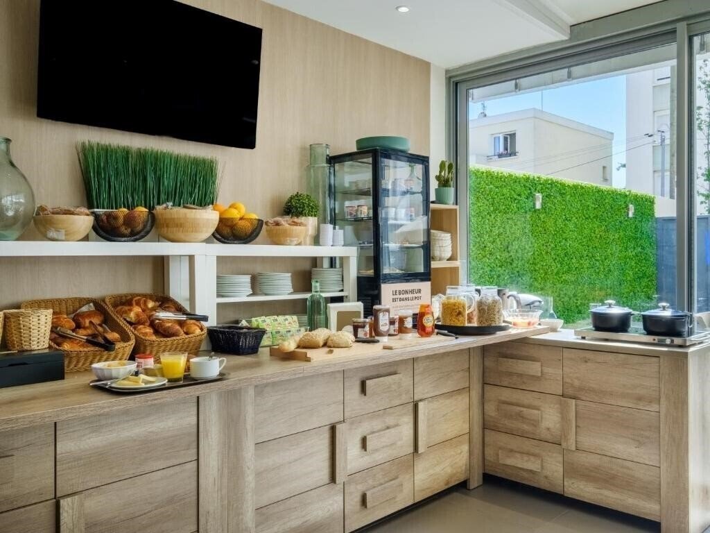 Вид B&B Hotel Antibes Juan Les Pins (ex. B&B Hotel Antibes Juan-Les-Pins) 3*