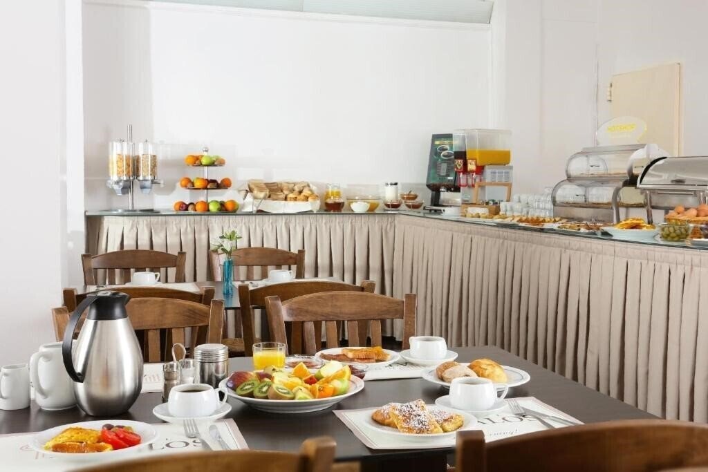 Апартаменти Attalos Hotel 3*