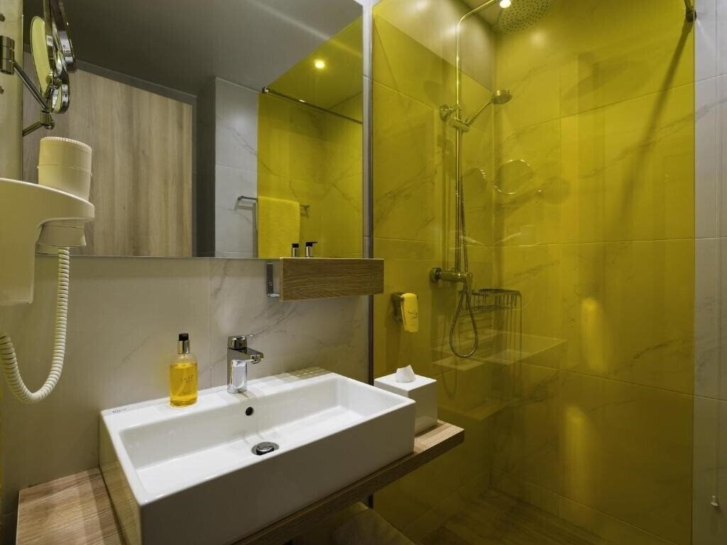 Панорама Ibis Styles Athens Routes 4*