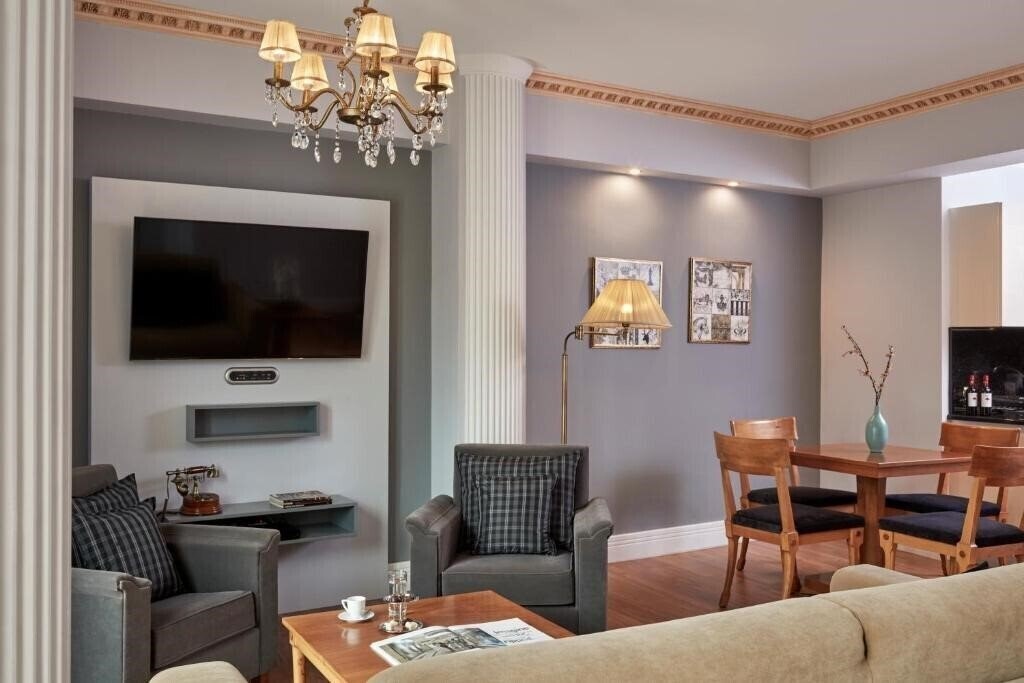 Апартаменти Ava Hotel & Suites 4*