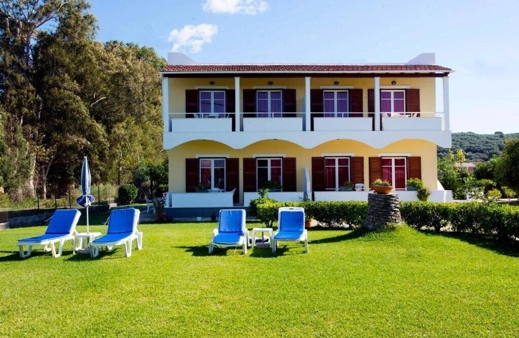 Отель Alexandra On The Beach 4*