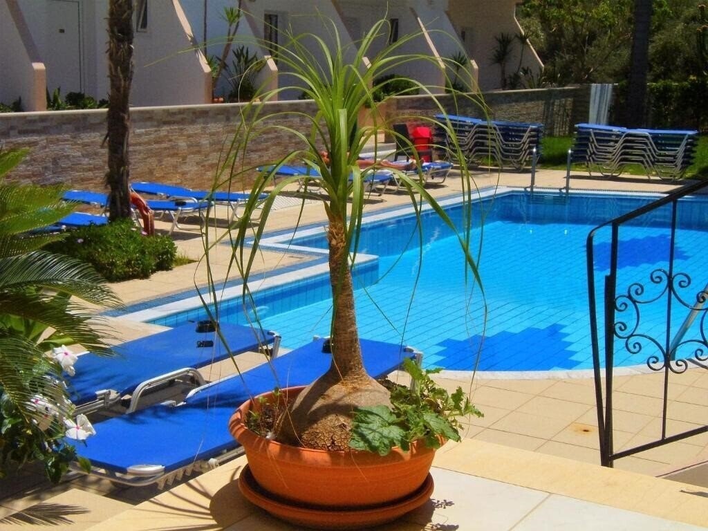 Апартаменты Emerald Apts & Hotel 2*