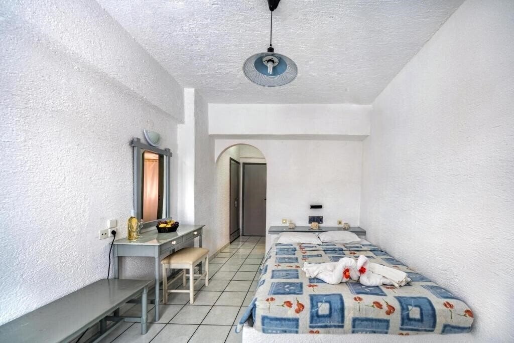 Апартаменти Iro Hotel 2*