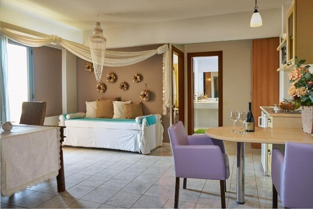 Панорама Golden Bay Aparthotel 3*