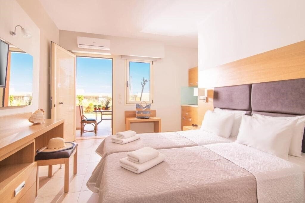 Панорама Pleasure Beach Hotel (ex. Artemis Bay Aparthotel) 4*