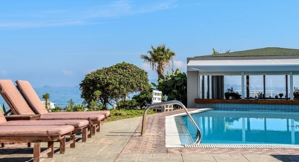 Апартаменты Yria Beach Hotel 4*