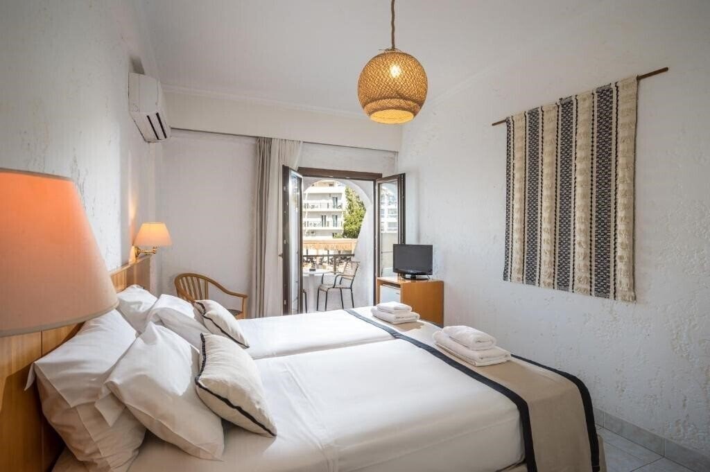 Фото Heronissos 4*