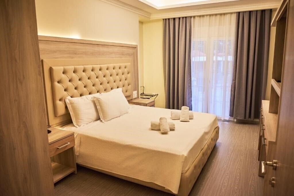 Апартаменты Famissi Eden Hotel 3*