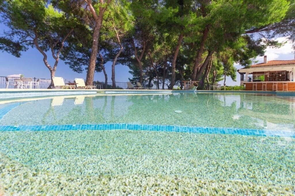 Территория Evripidis Hotel 2*