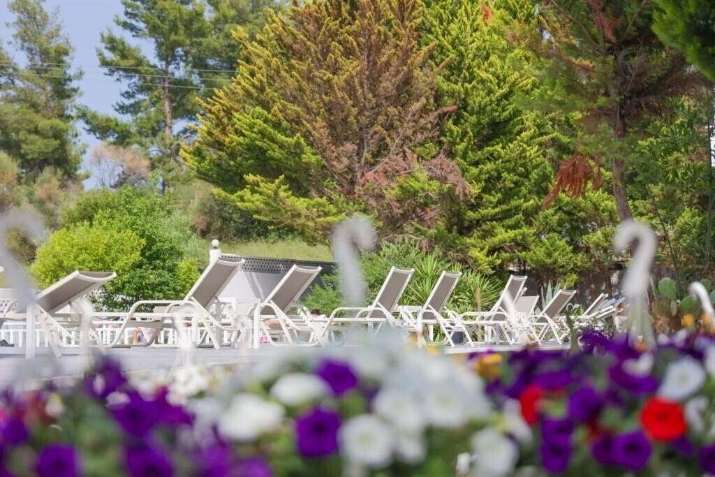 Территория Haris Hotel 2*