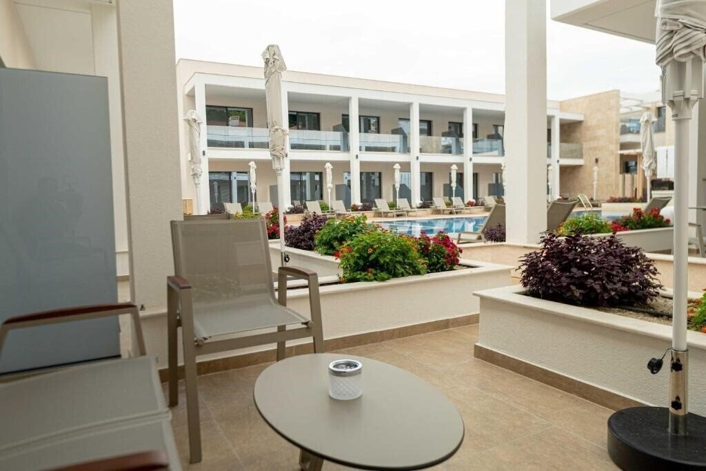 Территория Mirror Hotel 4*