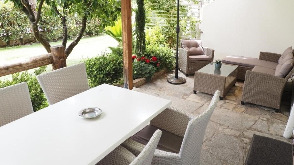 Территория Leonidas Apartments 3*