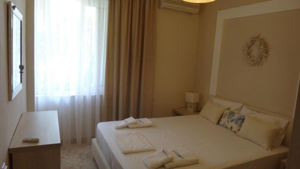 Панорама Leonidas Apartments 3*