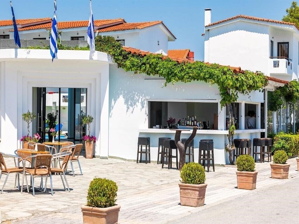 Апартаменти Xenios Dolphin Beach 3*