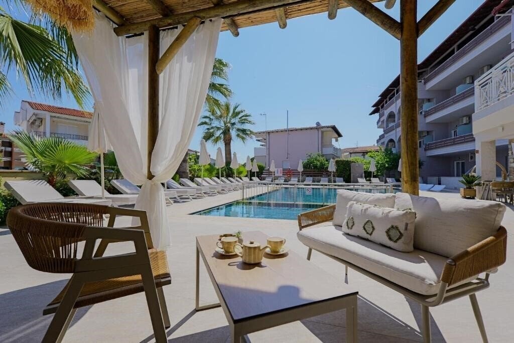 Отель Tropical Hotel Hanioti 4*