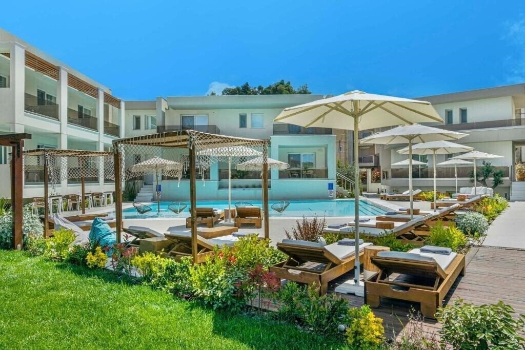 Картинка Mirablue Luxury Residences (ex. Mirablue Deluxe Residences, Mirablue Residences) 3*