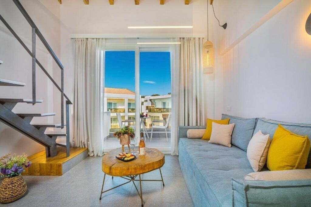 Панорама Mirablue Luxury Residences (ex. Mirablue Deluxe Residences, Mirablue Residences) 3*