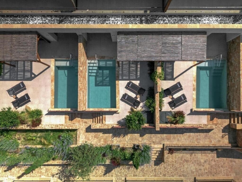 Готель Pnoes Luxury Suites 4*