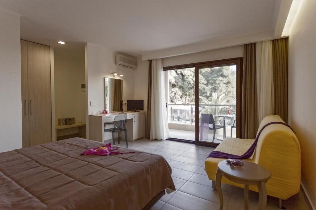 Панорама Lagomandra Beach Hotel 4*