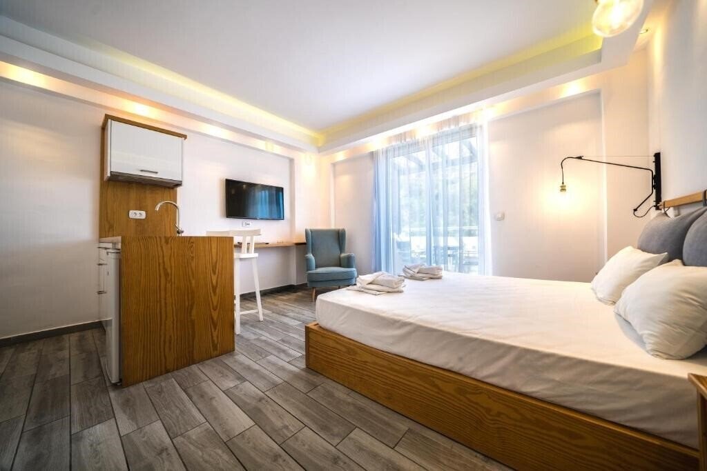 Территория Porto Kalamaki Hotel 2*