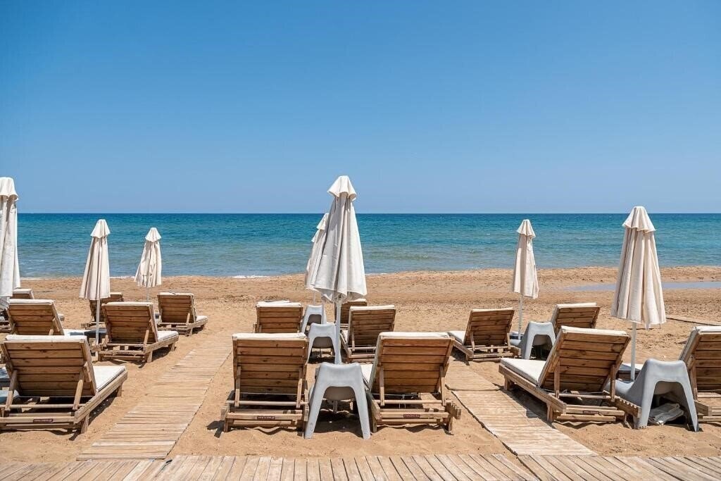 Вид Esperides Beach Hotel Apartments 3*