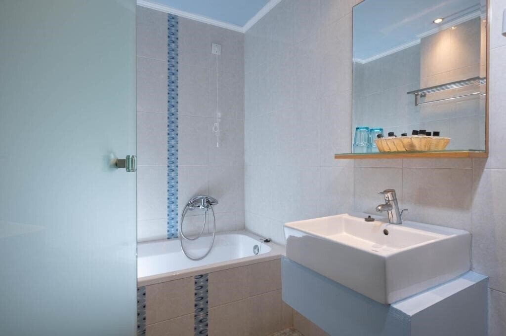 Вид Kitro Beach Hotel 2*