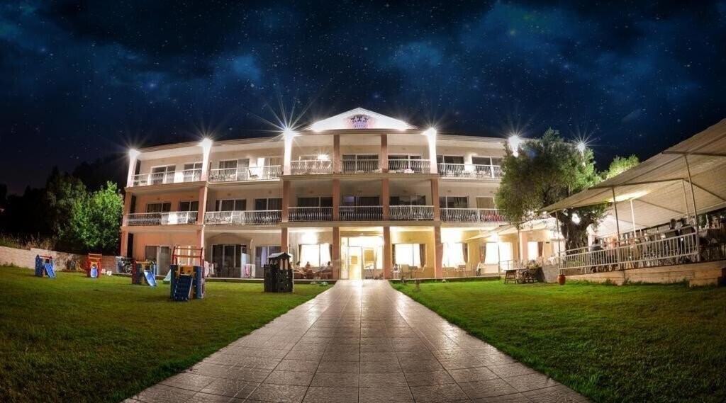 Отель Crown Hotel 3*