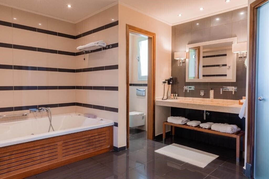 Панорама Restia Suites 5*