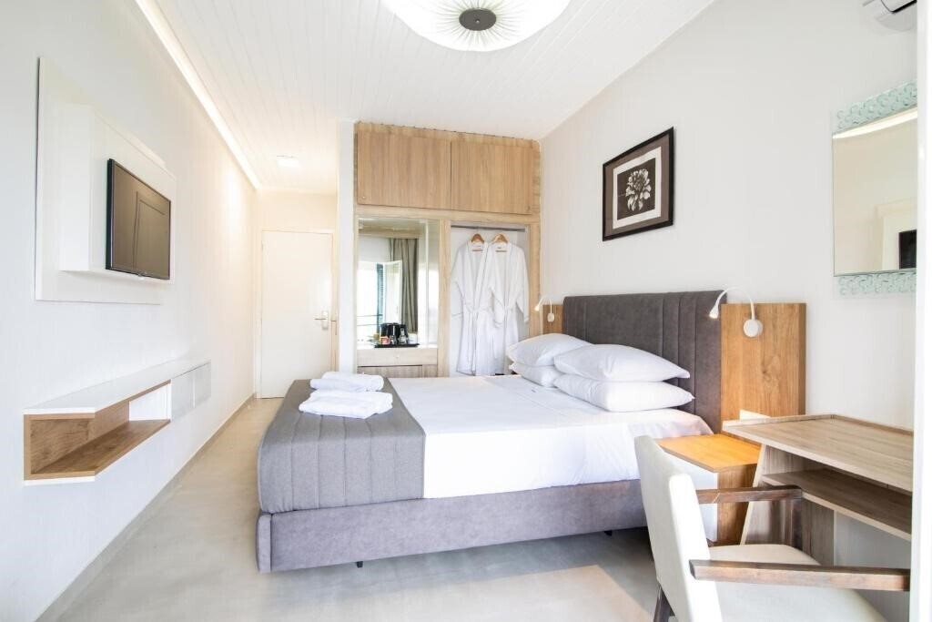 Панорама Across Opera Blue 4*