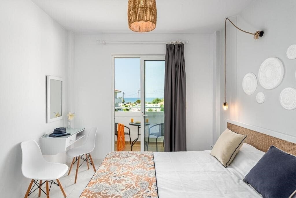 Отель Chryssana Beach Hotel 3*